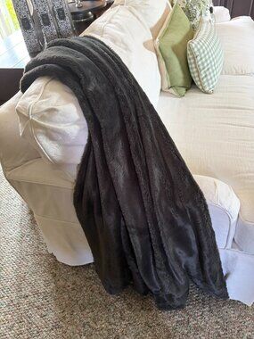 FRYE BLACK HALLOWEEN LUXE FAUX FUR THROW BLANKET Reversible 50”x 75” Preowned